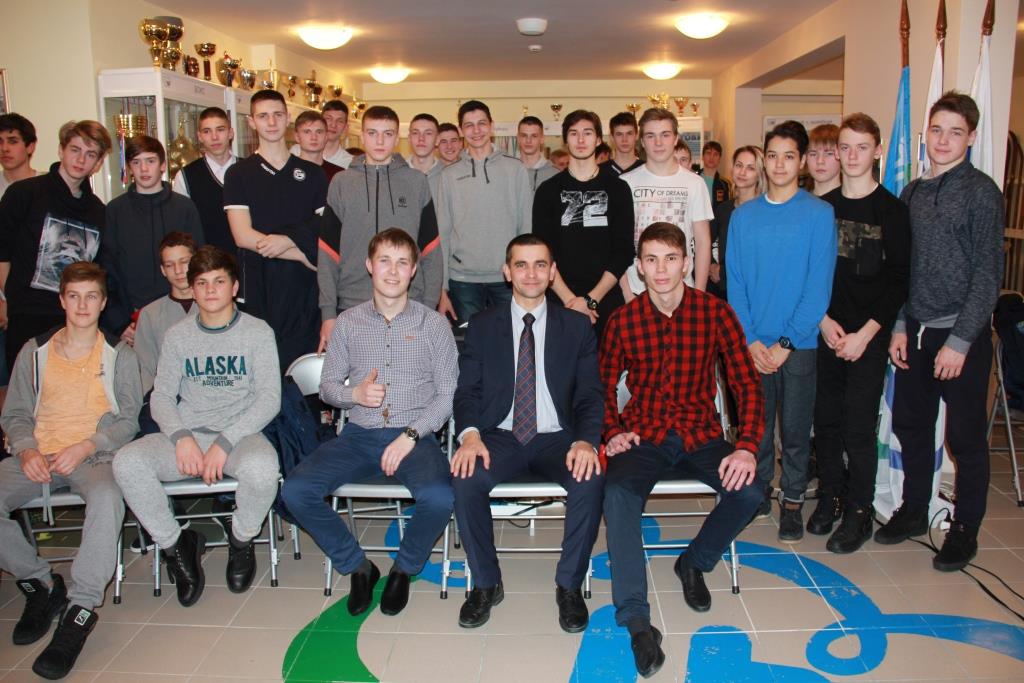 Специалисты Югорского НИИ рассказали о пользе и вреде Интернета воспитанникам ЮКИОР