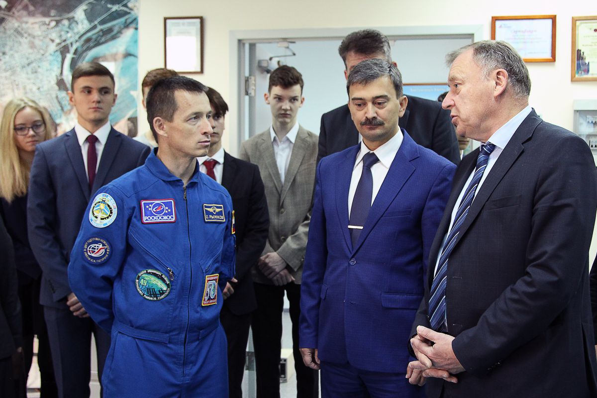 Космонавт Сергей Рыжиков провел лекцию для школьников Югры в ЮНИИИТ
