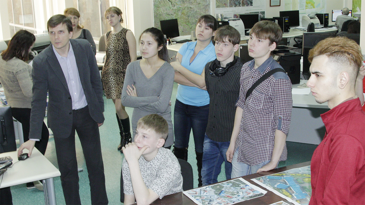 В Югорском НИИ информационных технологий прошла экскурсия для выпускников детских домов округа
