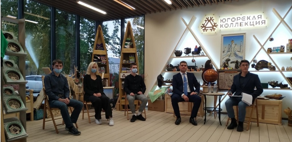 День Интернета завершился онлайн встречей директора Депинформтехнологий Югры Павла Ципорина с гражданами, которая прошла в формате прямого эфира.