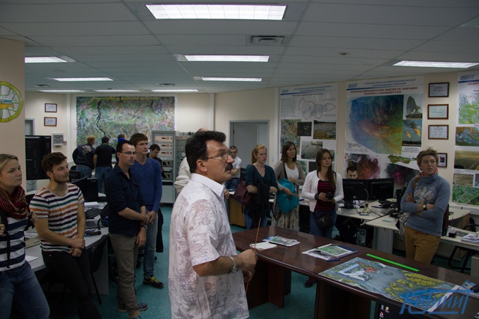 Студенты международной летней школы познакомились с деятельностью Югорского НИИ информационных технологий.