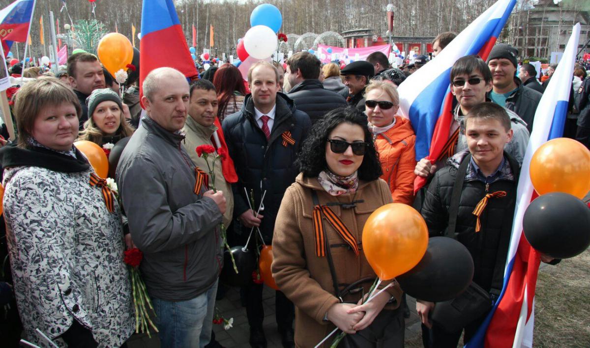 Сотрудники ЮНИИ ИТ прошли в парадной колонне, что бы возложить цветы к вечному огню 9 мая